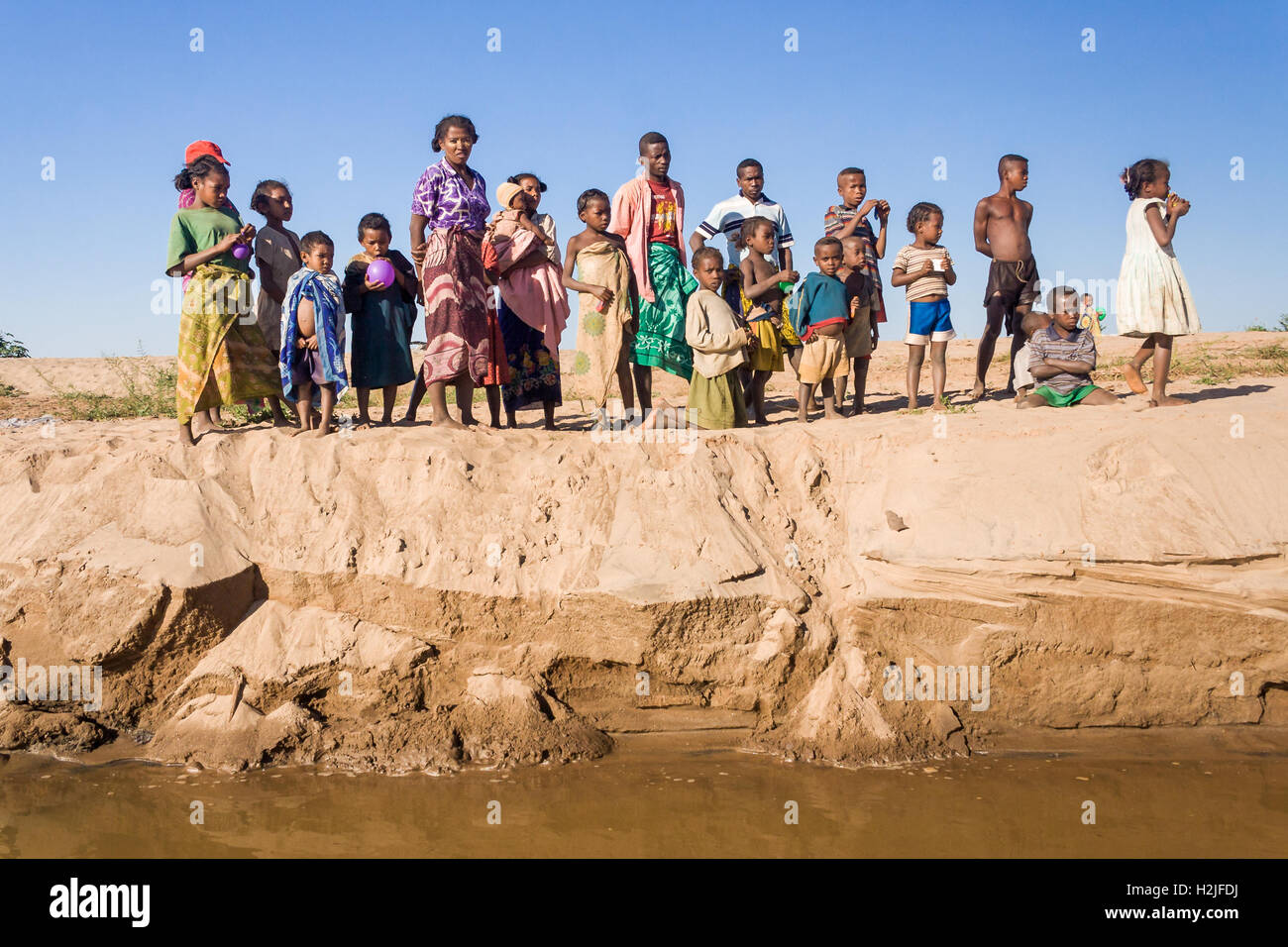 TSIRIBIHINA, MADAGASCAR, 30 juin 2016 : famille malgache debout sur le banc de sable de fleuve Tsiribihina, Madagascar. Banque D'Images