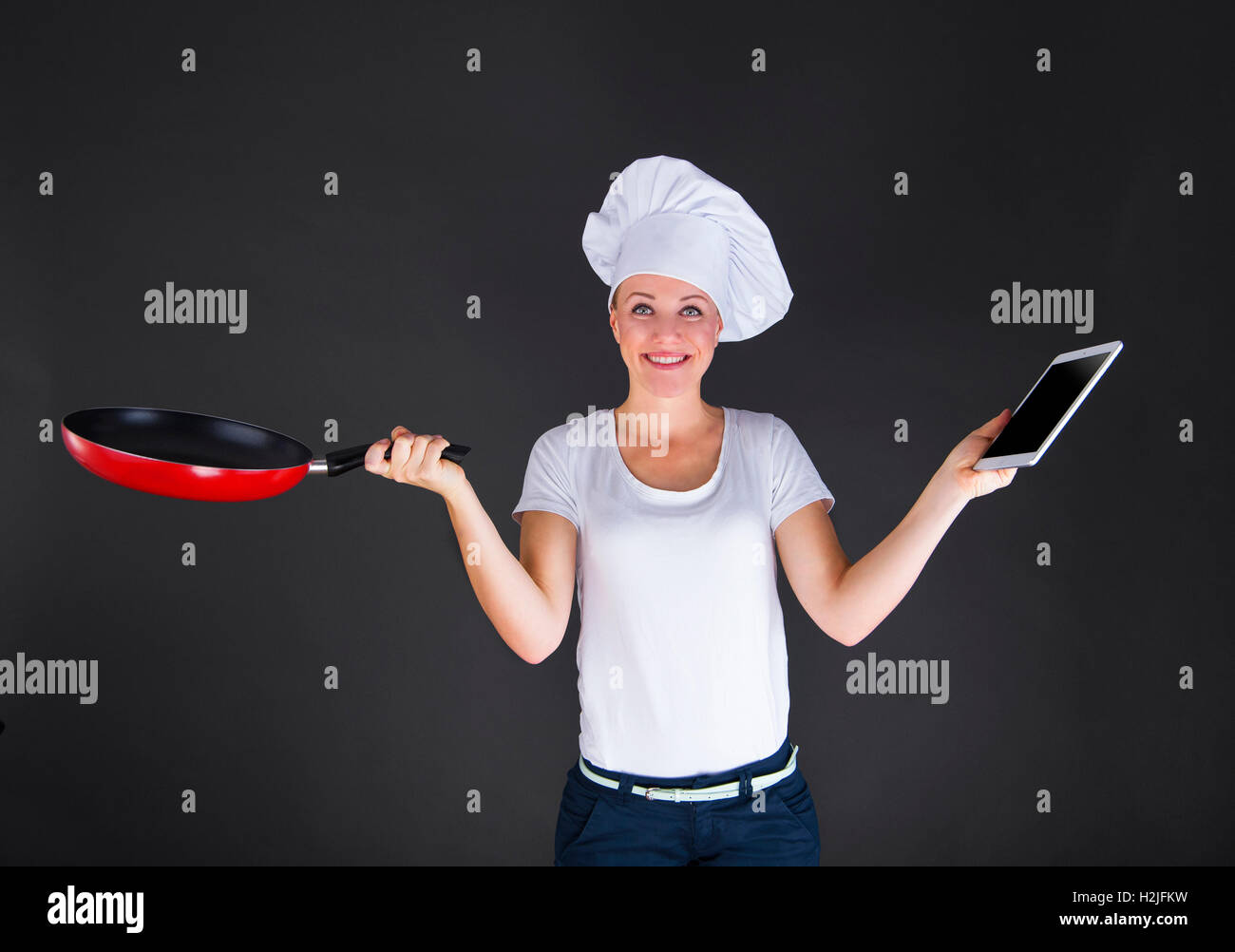 La cuisson, de la technologie et de l'alimentation - concept female, chef cuisinier ou baker avec tablette PC ordinateur Banque D'Images
