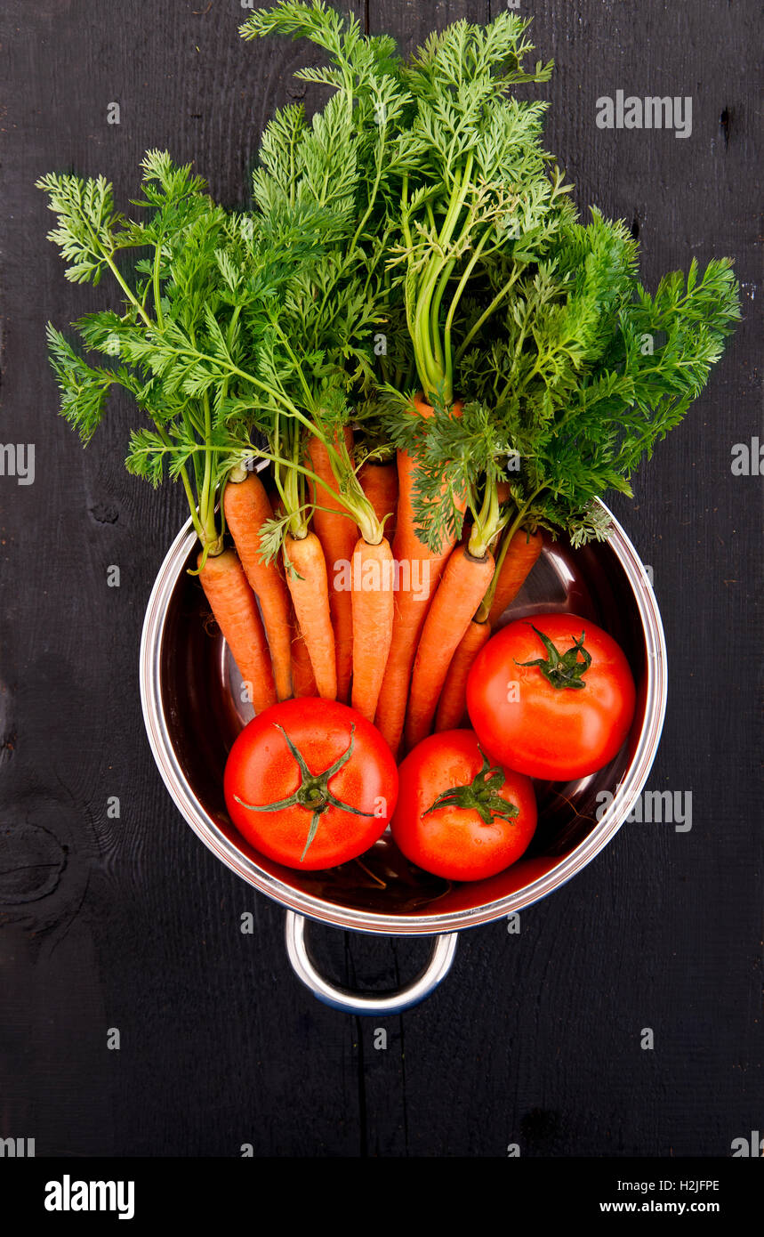 Des légumes frais dans une casserole en acier inoxydable pot Banque D'Images