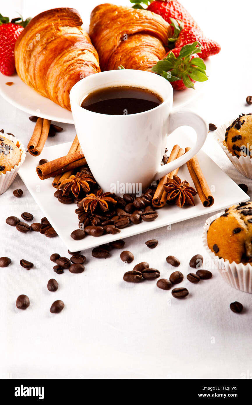 Café chaud et un muffin, croissant Banque D'Images
