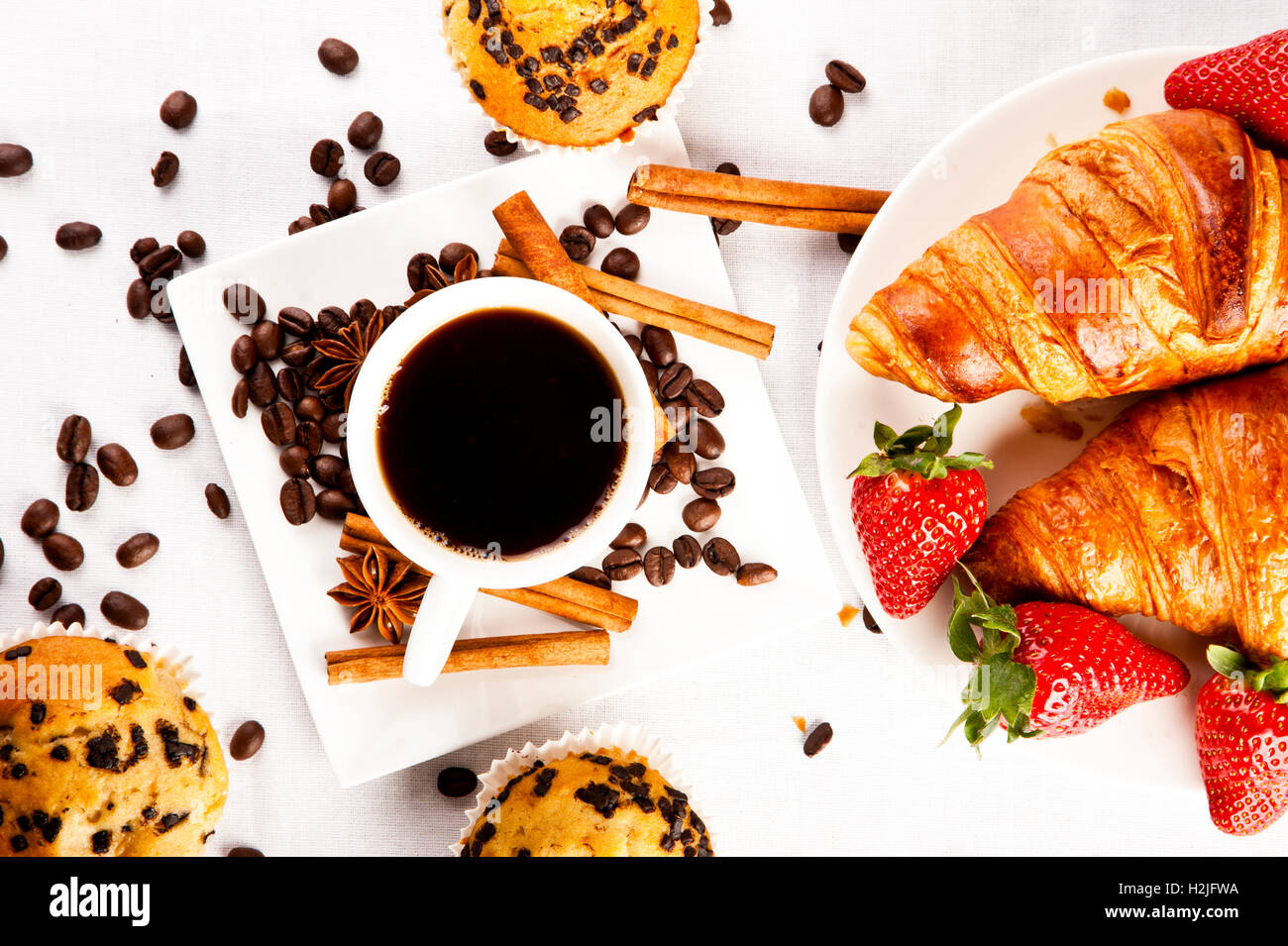 Café chaud et un muffin, croissant Banque D'Images