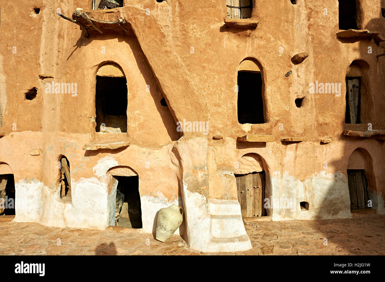 Ksar Ouled Soltane, un traditionnel berbère fortifié grenier voûté adobe ghorfas, le nord du Sahara, Tataouine. La Tunisie, l'Afrique Banque D'Images