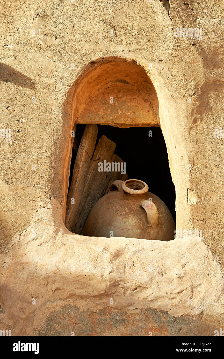 Ksar Ouled Soltane, un traditionnel berbère fortifié grenier voûté adobe ghorfas, le nord du Sahara, Tataouine. La Tunisie, l'Afrique Banque D'Images