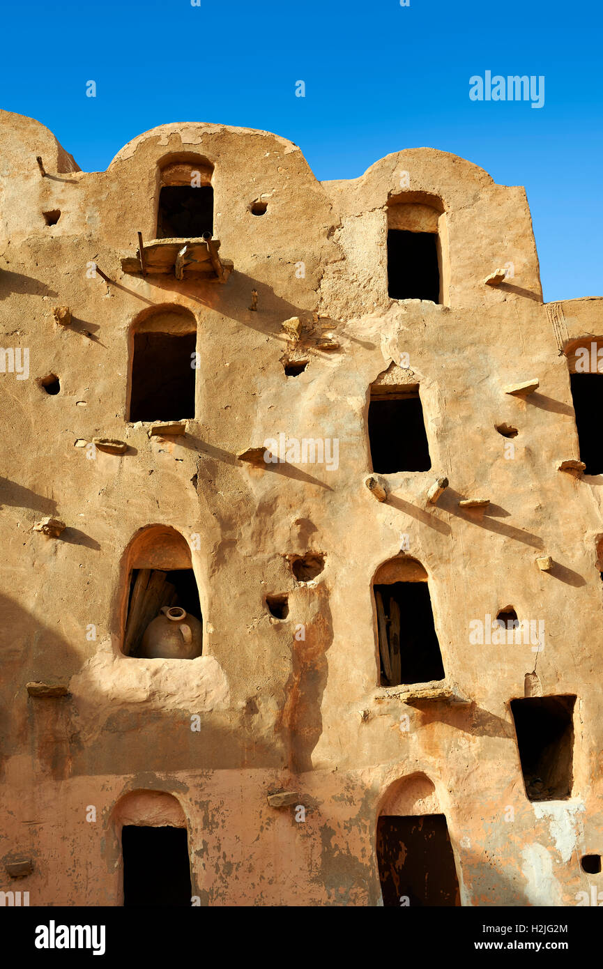 Ksar Ouled Soltane, un traditionnel berbère fortifié grenier voûté adobe ghorfas, le nord du Sahara, Tataouine. La Tunisie, l'Afrique Banque D'Images