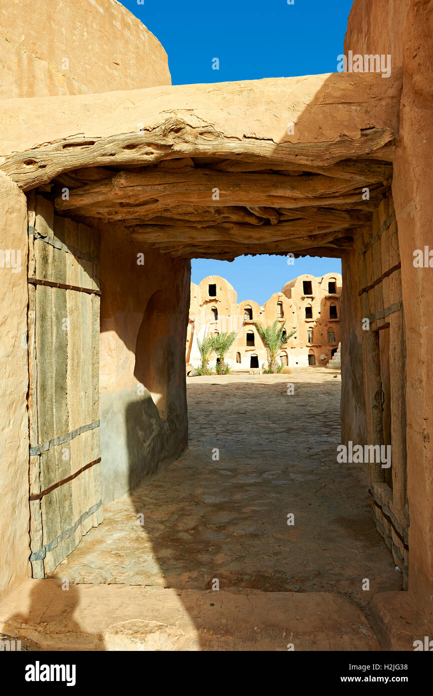 Ksar Ouled Soltane, un traditionnel berbère fortifié grenier voûté adobe ghorfas, le nord du Sahara, Tataouine. La Tunisie, l'Afrique Banque D'Images