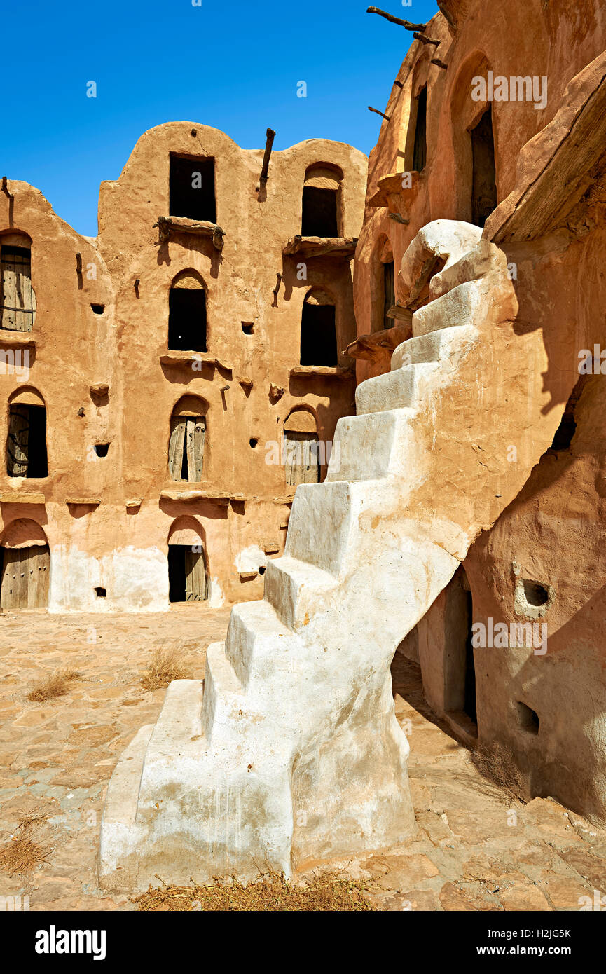 Ksar Ouled Soltane, un traditionnel berbère fortifié grenier voûté adobe ghorfas, le nord du Sahara, Tataouine. La Tunisie, l'Afrique Banque D'Images