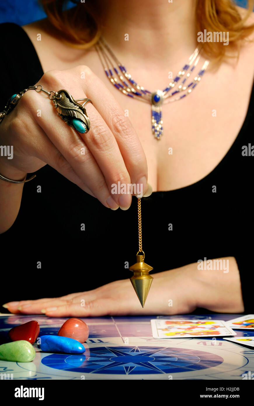 Fortune Teller faire une divination de l'avenir Banque D'Images