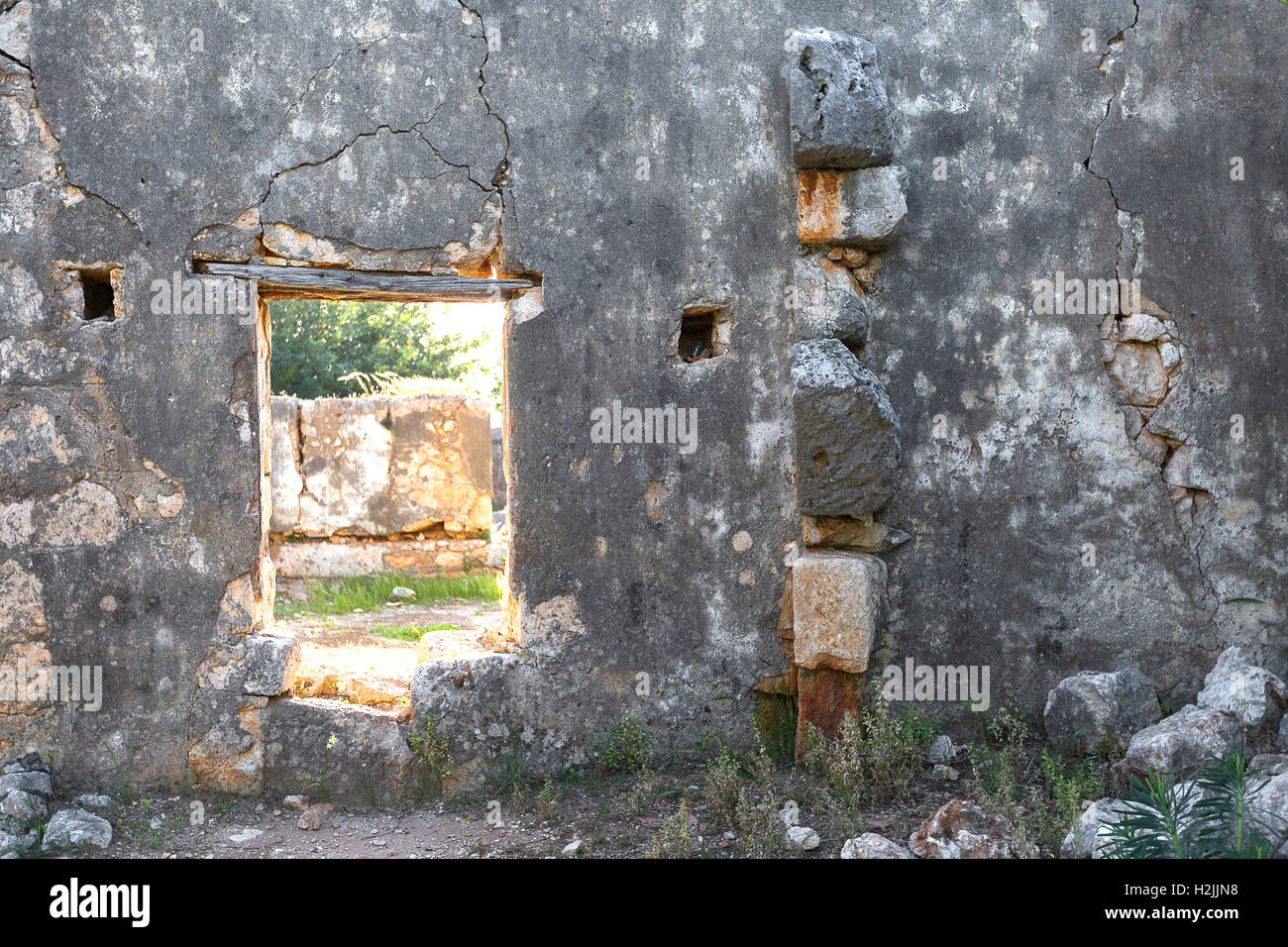 Vieux Mur avec fissures et trous Banque D'Images