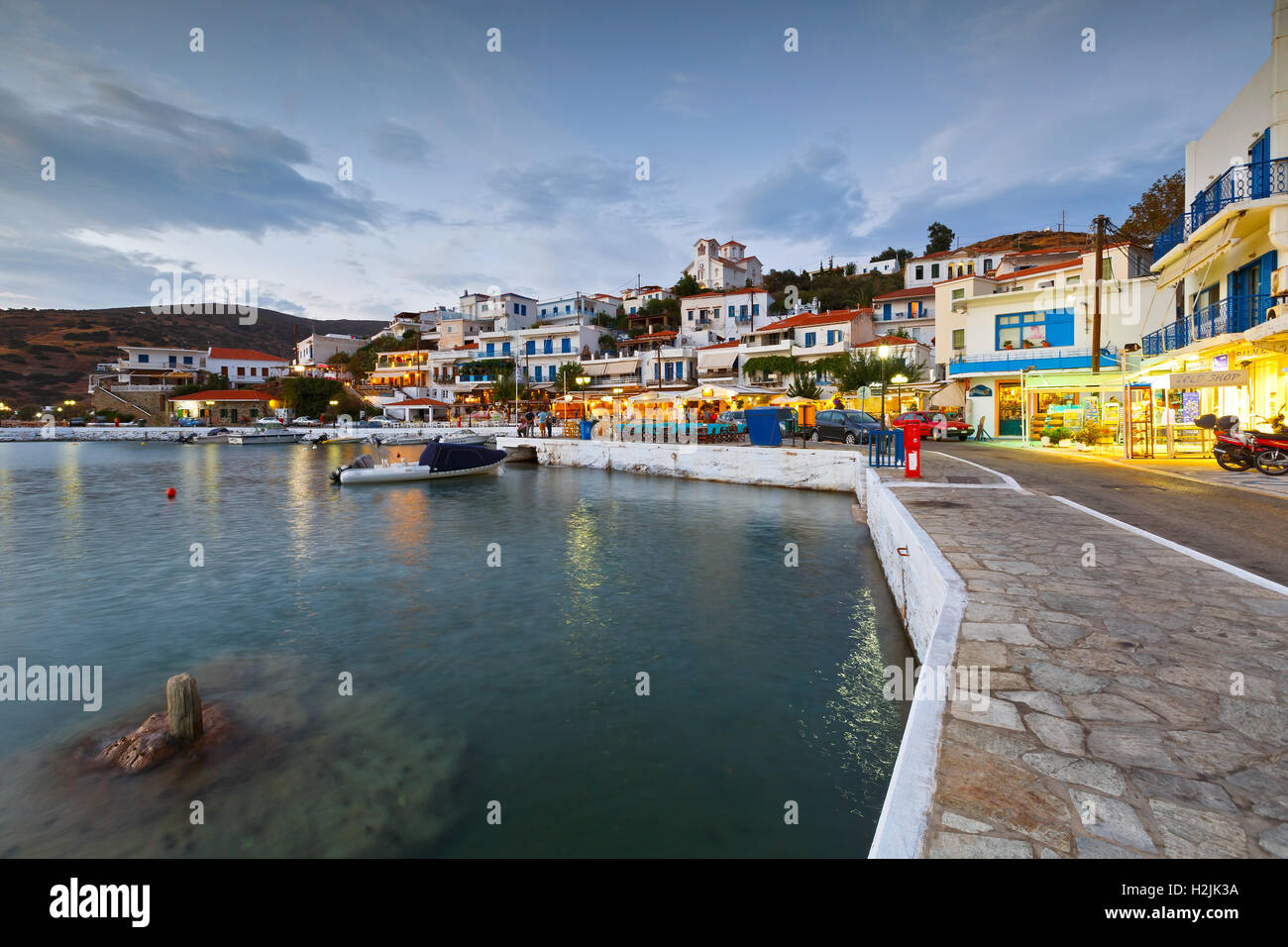 Le village de Batsi, sur la côte de l'île d'Andros en Grèce. Banque D'Images