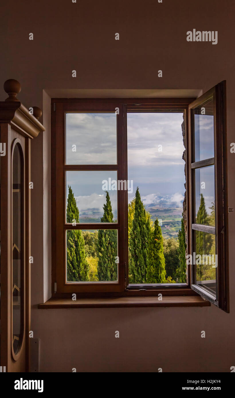 Vue à travers une fenêtre ouverte sur le paysage rural près de Montalcino, Toscane, Italie Banque D'Images