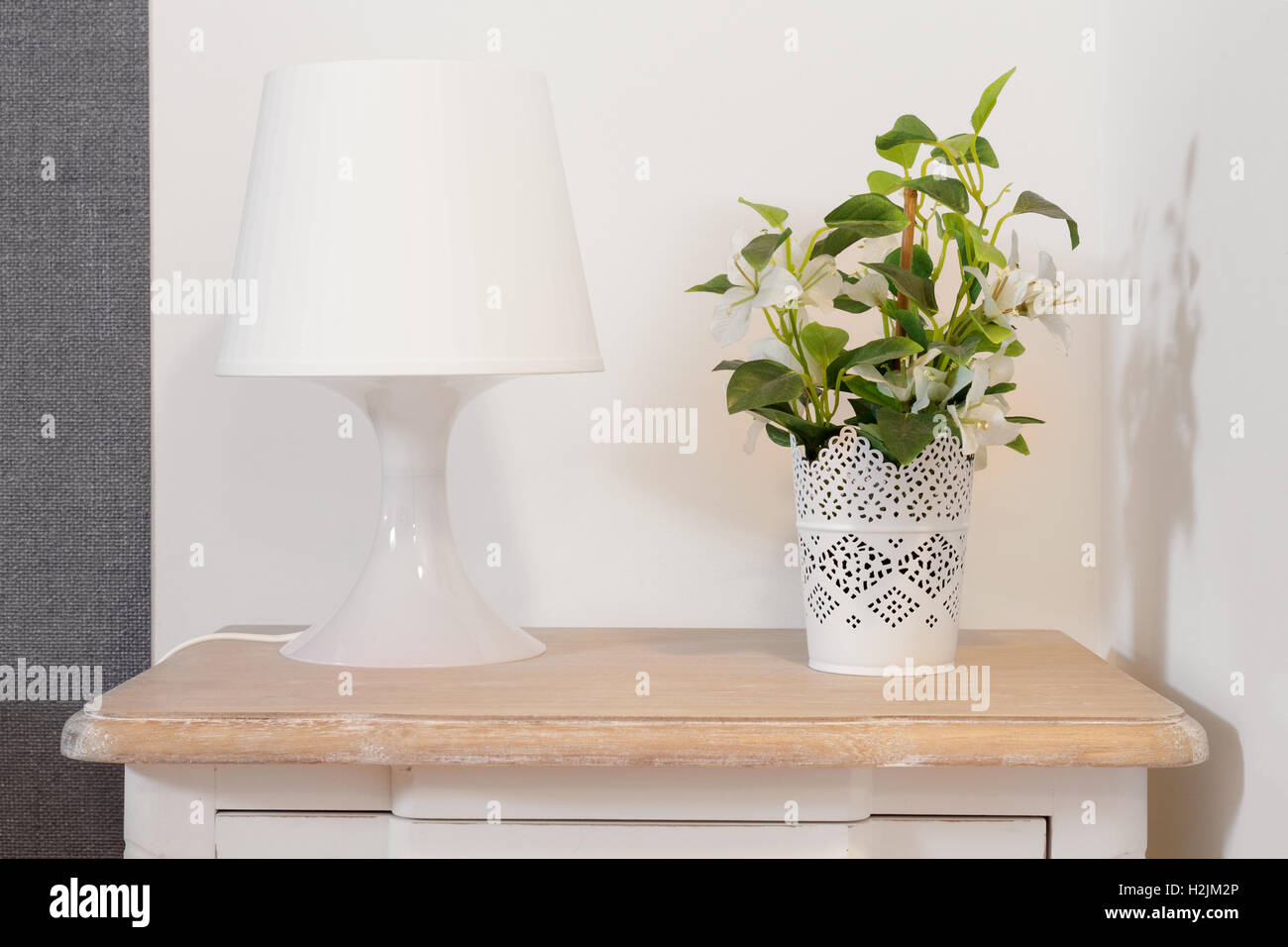 Table de chevet avec lampe et des plantes Banque D'Images