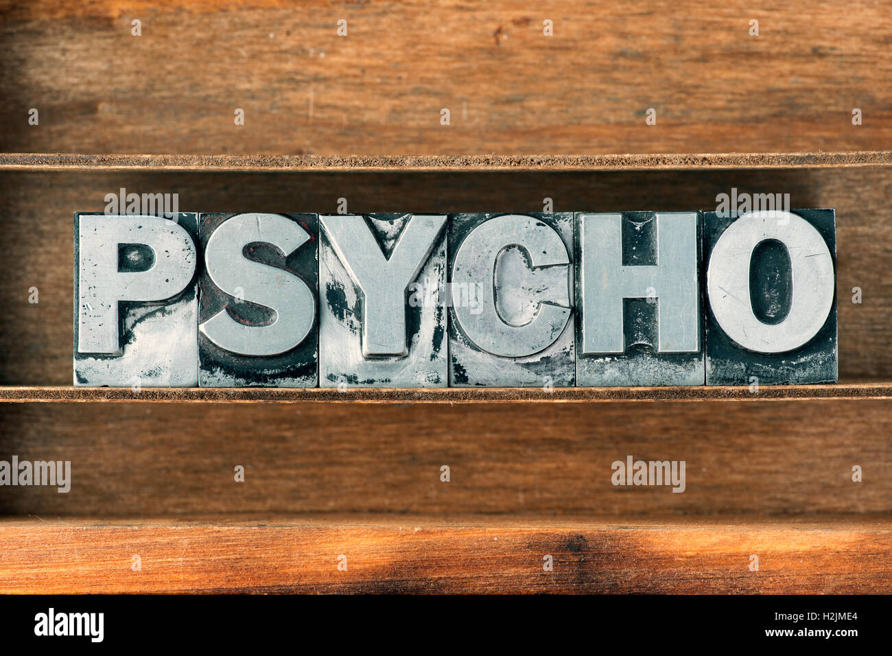 Mot psycho faits de type typographique métallique sur plateau en bois Banque D'Images