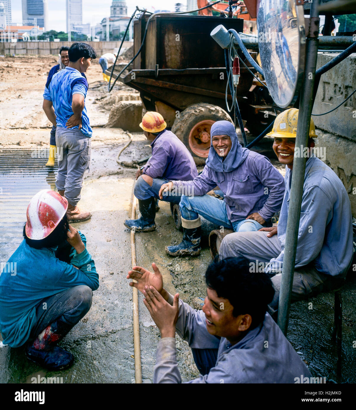 Les travailleurs de la construction ayant une pause au chantier, Singapour Banque D'Images