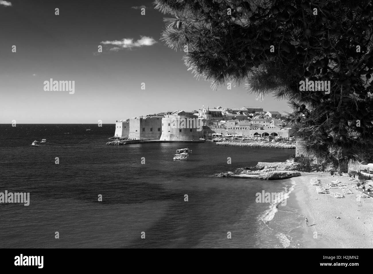 Stari Grad (vieille ville). Le vieux port et la plage de Banje, depuis la terrasse de l'Hôtel Excelsior, Dubrovnik, Croatie, version noir et blanc. Banque D'Images