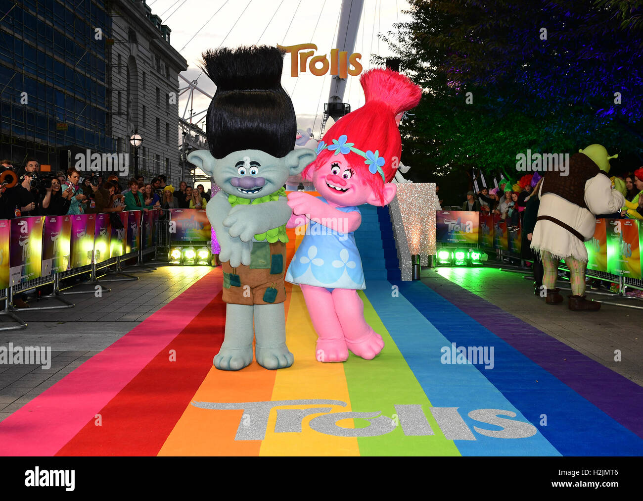 Direction générale et Poppy, personnages du film qui fréquentent les Trolls événement spécial au Coca-Cola London Eye sur la Tamise à Londres. Banque D'Images