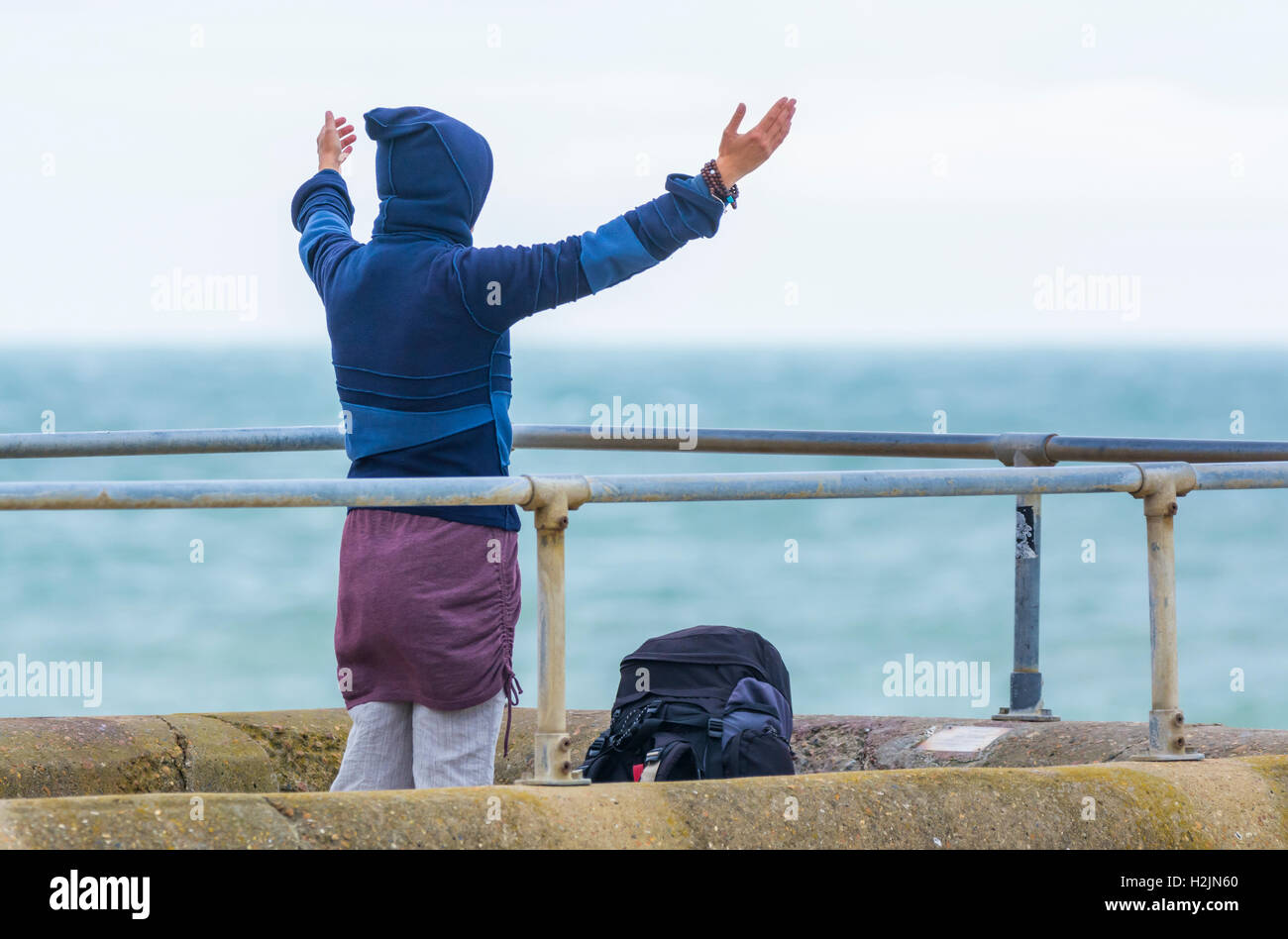 Woman practicing yoga par la mer. Banque D'Images Woman practicing yoga par la mer. Banque D'Images
