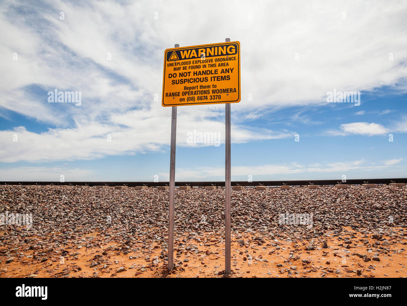 Panneau d'avertissement à l'Ordnance voie de chemin de fer de la nouvelle ghan au Lac Hart près de la Stuart Highway, dans le sud de l'Australie Banque D'Images