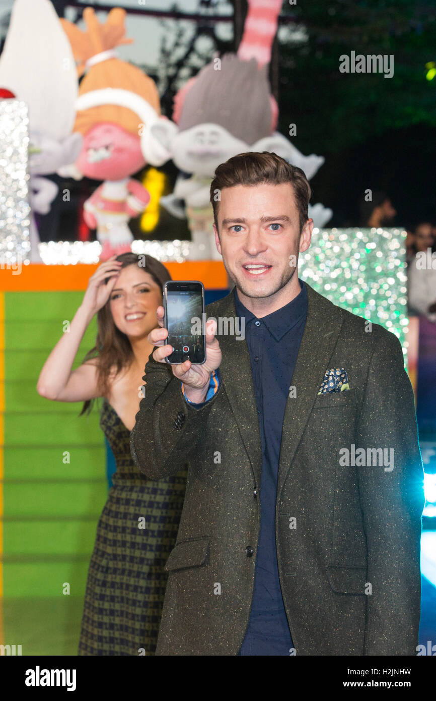 Londres, Royaume-Uni. 29 septembre 2016. Justin Timberlake et Anna Kendrick. Anna Kendrick et Justin Timberlake lance le film trolls et allume le London Eye à Waterloo. Une séance de photos pour la nouvelle comédie animée trolls qui devrait ouvrir ses portes le 21 octobre 2016. Banque D'Images