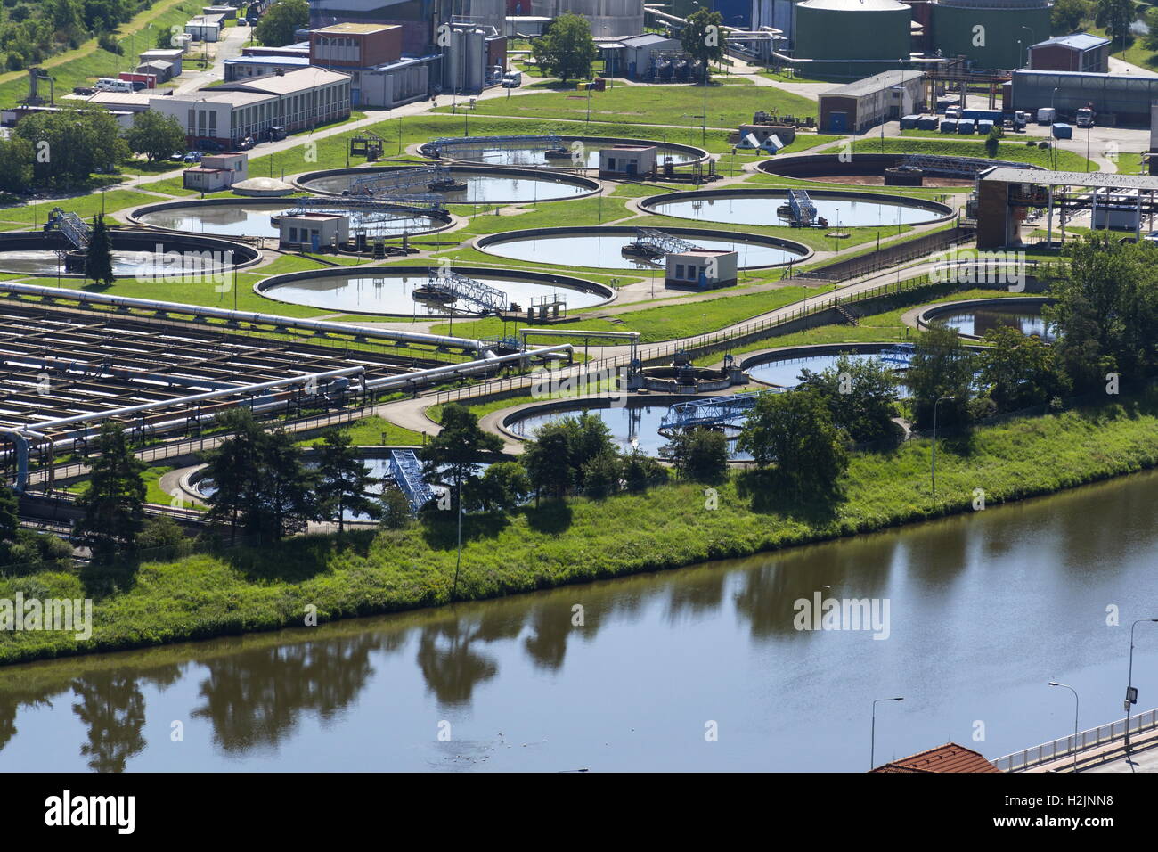 Vue aérienne des réservoirs de stockage des eaux usées à l