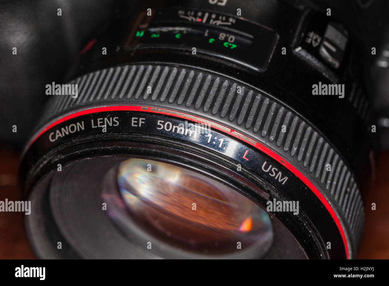 Canon EF 50mm f/1.2 lens montrant l'usure de l'anneau. Banque D'Images