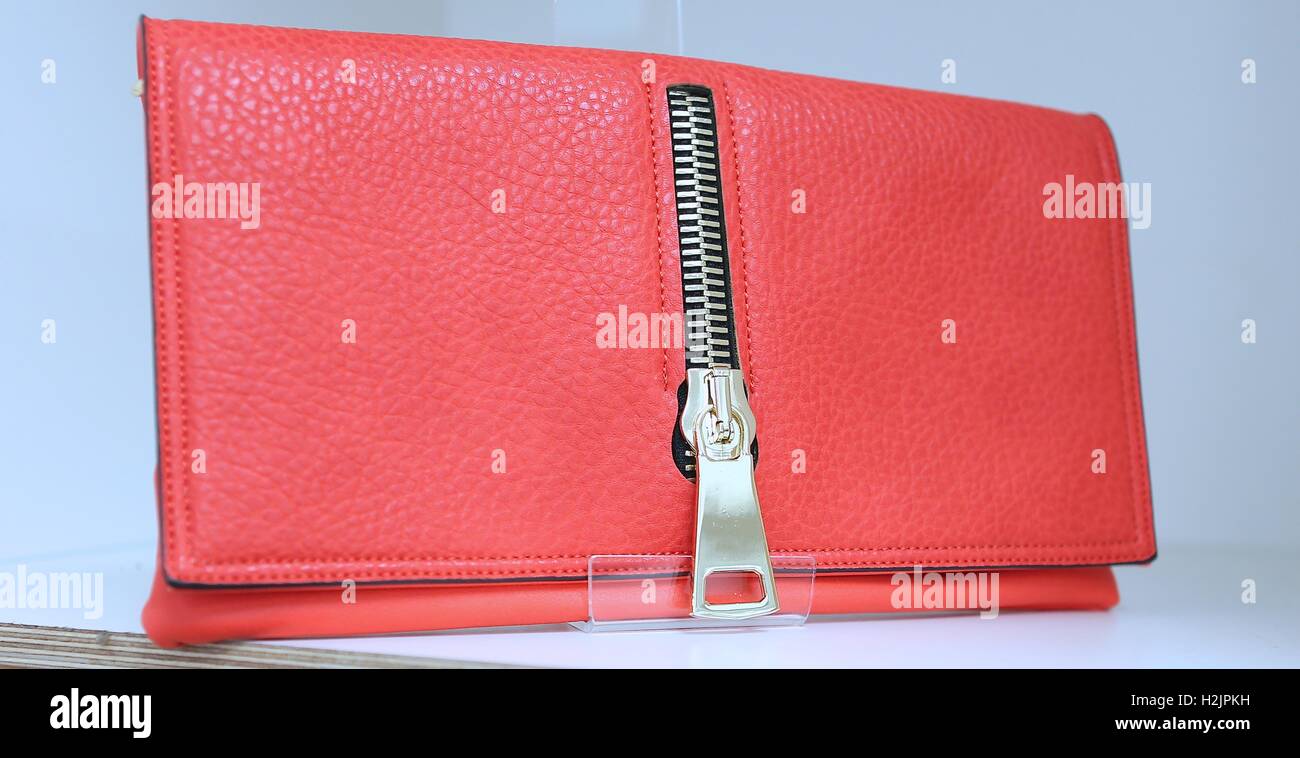 Un sac à main rouge Banque D'Images