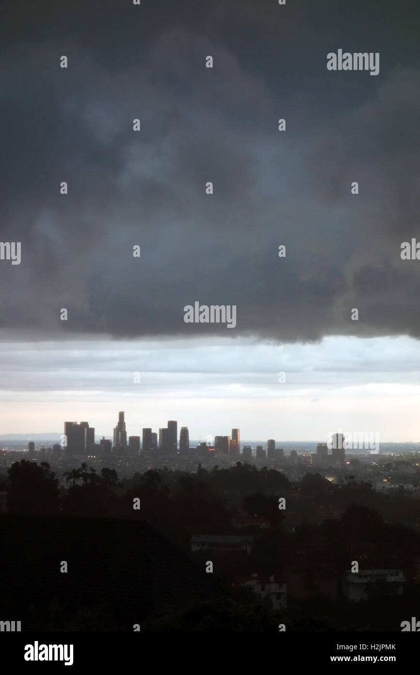 Vue sur le centre-ville de Los Angeles skyline avec ciel couvert de Hollywood Hills Banque D'Images