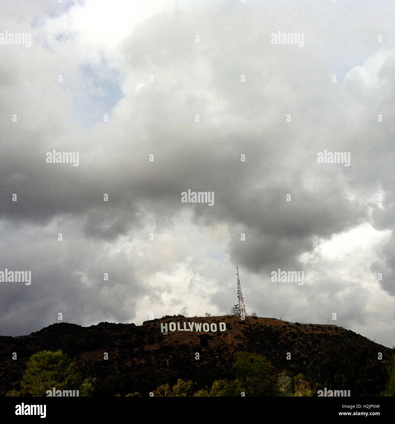 Hollywood Sign avec ciel dramatique Banque D'Images