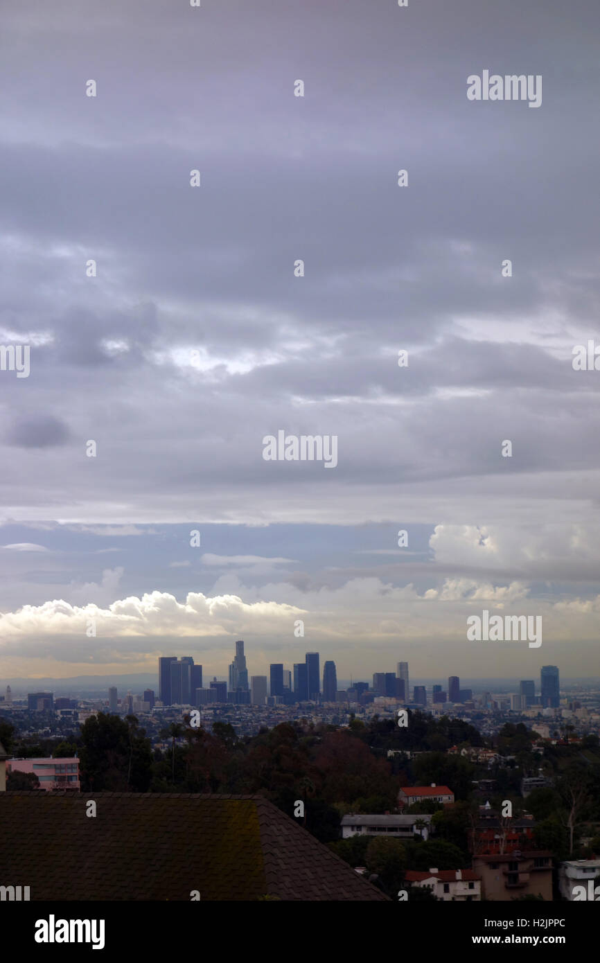 Vue sur le centre-ville de Los Angeles skyline avec ciel couvert de Hollywood Hills Banque D'Images