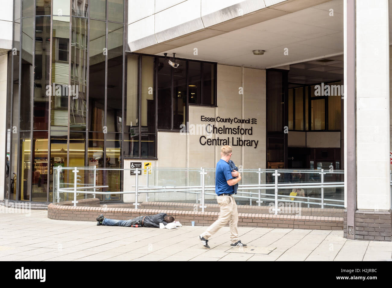 L'homme sans-abri dormir dehors pour le conseil du comté de Chelmsford Bibliothèque dans l'été de 2016 dans l'Essex, Angleterre Banque D'Images