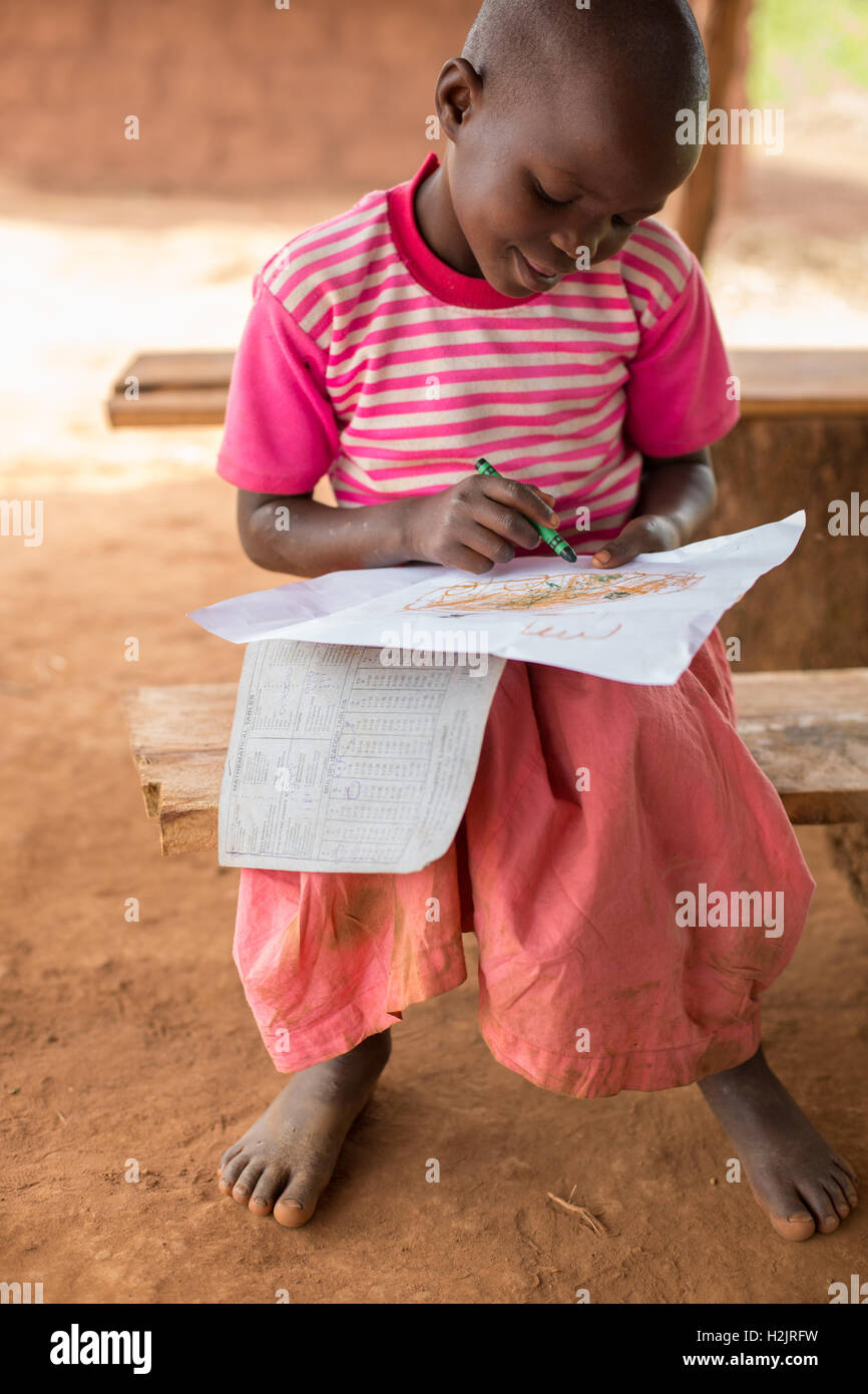 Les étudiants pratiquent l'art et le dessin à l'école primaire de l'Ouganda, Kaberamaido. Banque D'Images