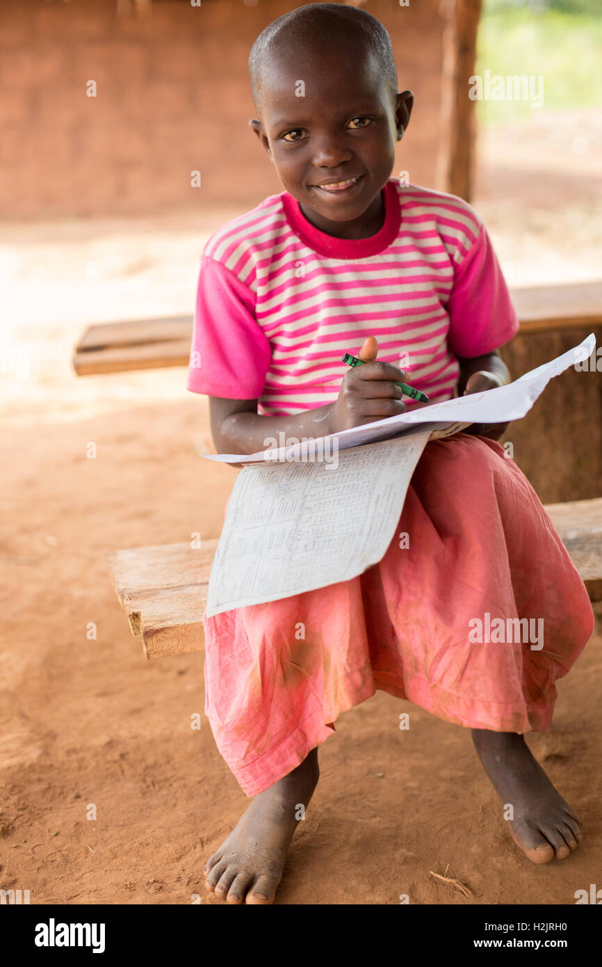 Les étudiants pratiquent l'art et le dessin à l'école primaire de l'Ouganda, Kaberamaido. Banque D'Images