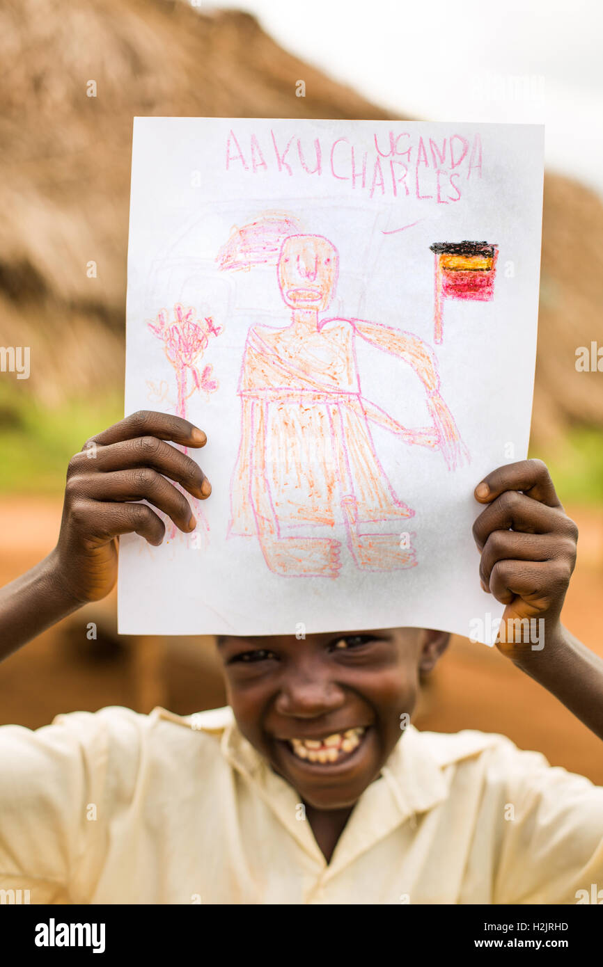 Les étudiants pratiquent l'art et le dessin à l'école primaire de l'Ouganda, Kaberamaido. Banque D'Images