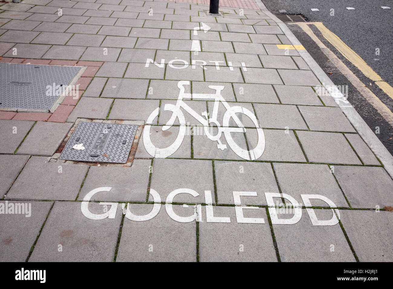 29 septembre 2016, les trottoirs à Cardiff avec itinéraires cycle peint en anglais et en gallois. Banque D'Images