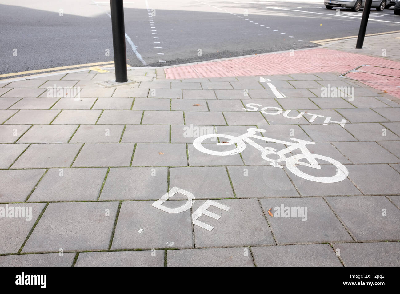 29 septembre 2016 les trottoirs à Cardiff avec itinéraires cycle peint en anglais et en gallois. Banque D'Images