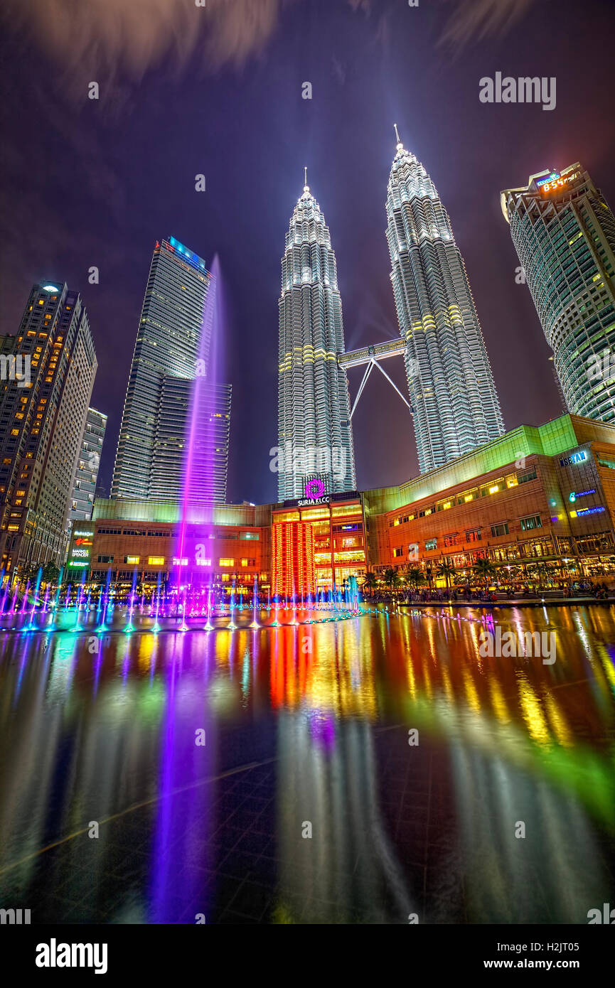 Centre commercial Suria KLCC et les Tours Petronas nuit de l'eau coloré show. Banque D'Images