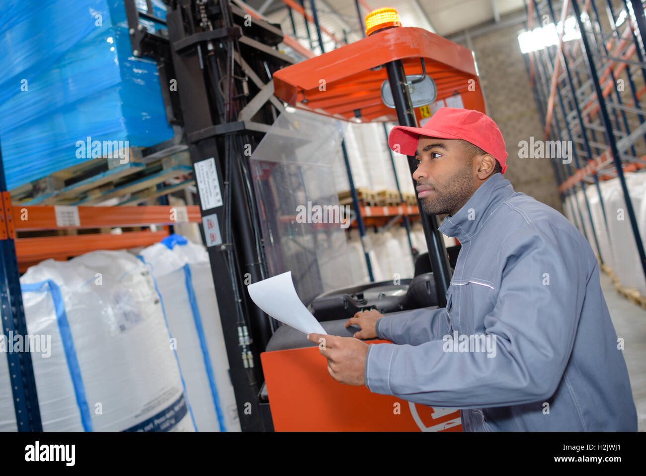 Employé de l'entrepôt commande de ramassage Banque D'Images