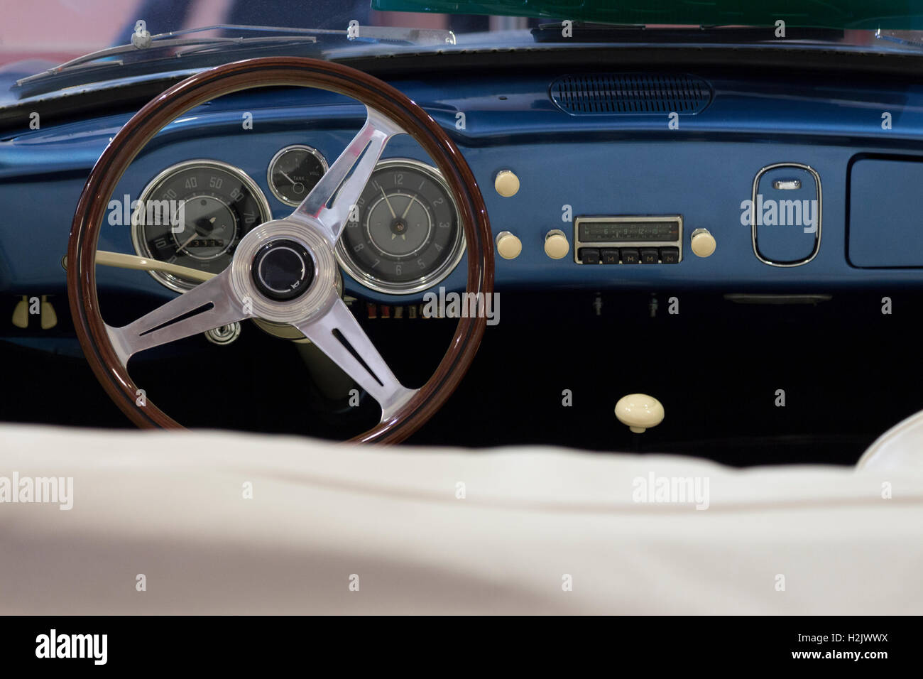 Intérieur bleu d'une voiture rétro Banque D'Images