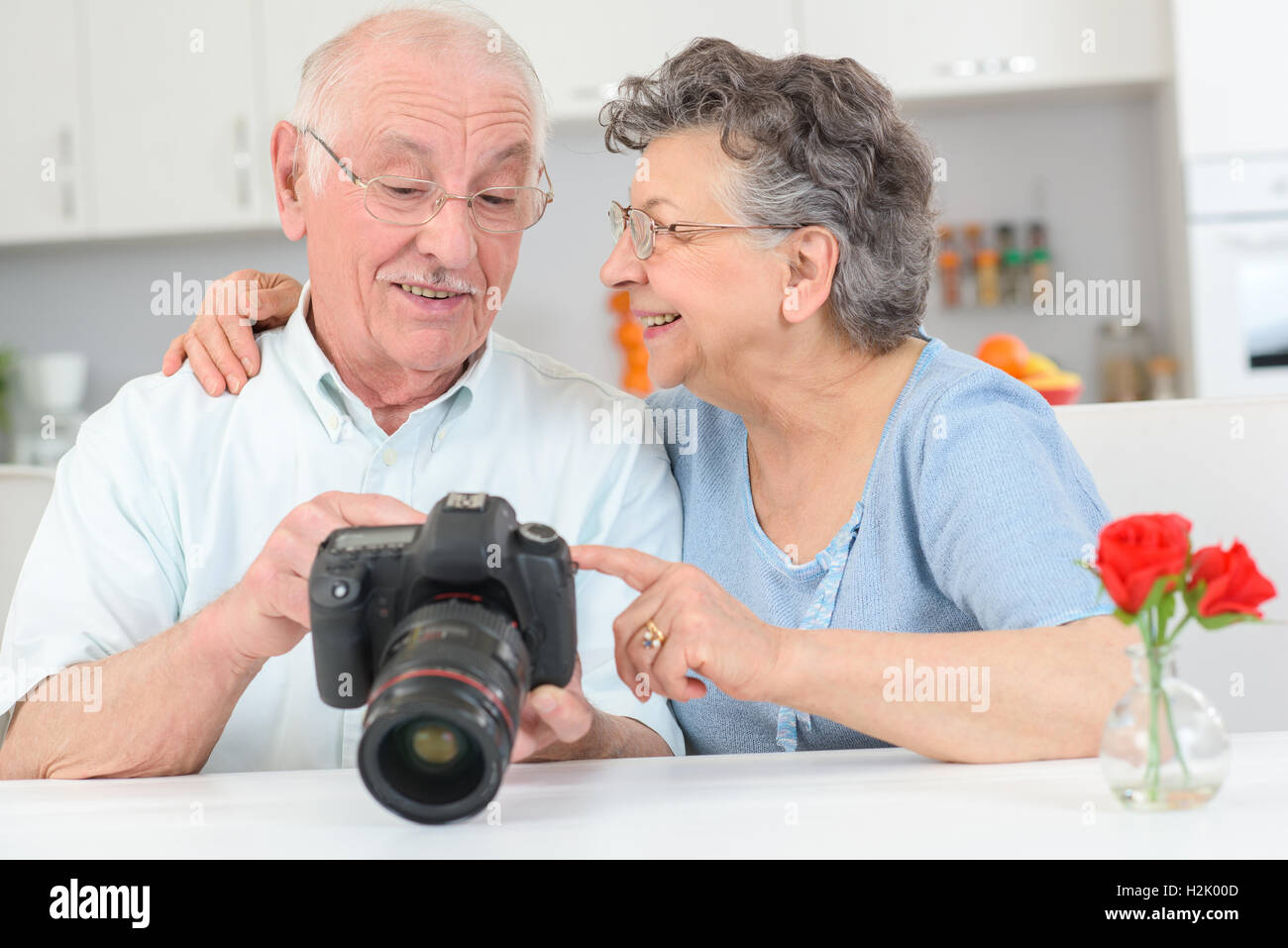 Couple de personnes âgées avec caméra à haute puissance Banque D'Images