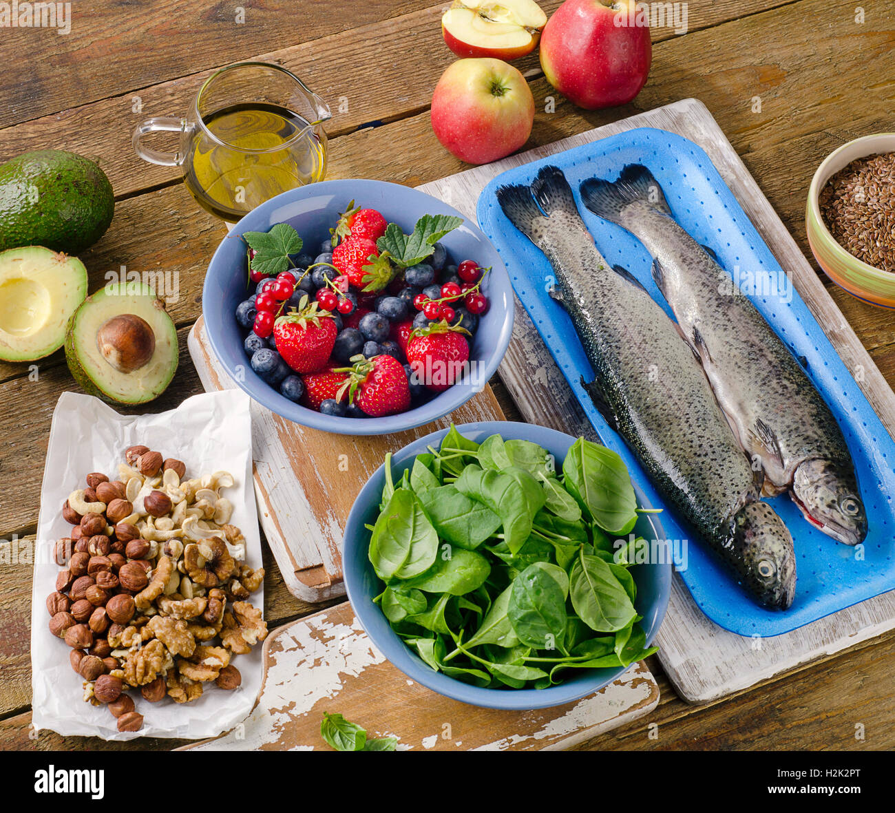 La nourriture pour la santé cardiaque sur planche de bois. Banque D'Images