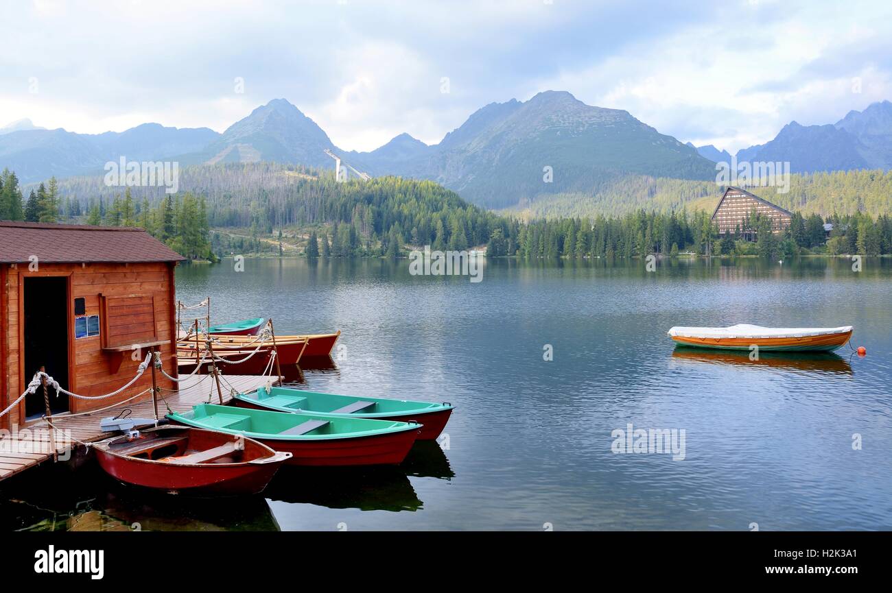 Les petits bateaux au quai sur lac de montagne dans les Hautes Tatras Strbske Pleso, montagne. Banque D'Images