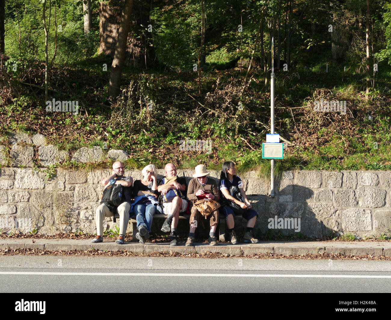 Le parc national de Berchtesgaden Bischofswiesen touristes attendent Allemagne Europe bus Banque D'Images
