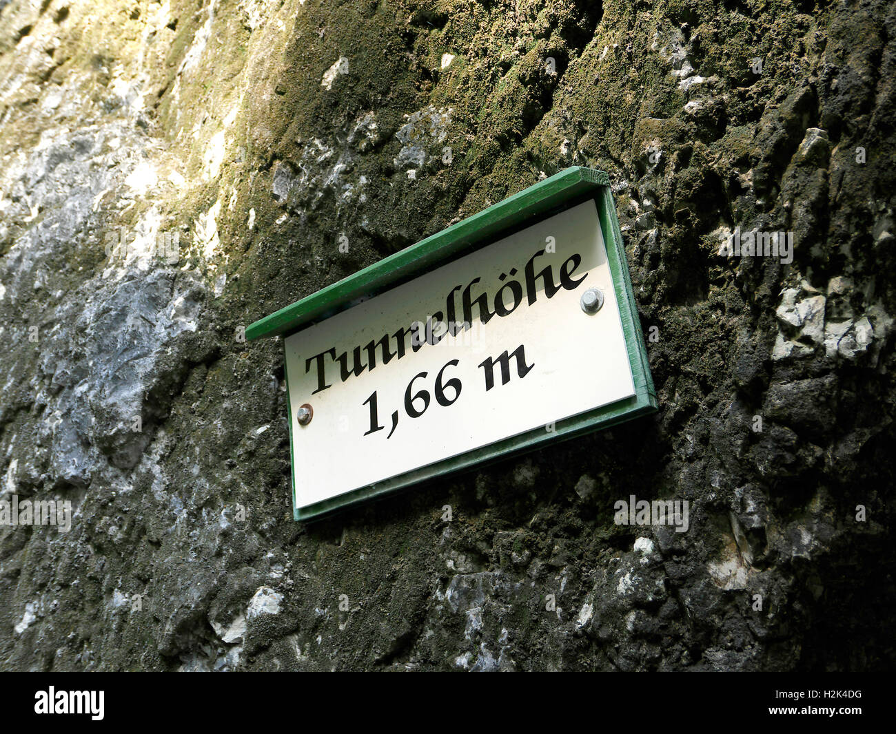 Le parc national de Berchtesgaden Bischofswiesen Almbach Canyon Gorges Sigmund-thun klamm signer Bavière Allemagne Europe. Hauteur 1,66 mètre de tunnel Banque D'Images