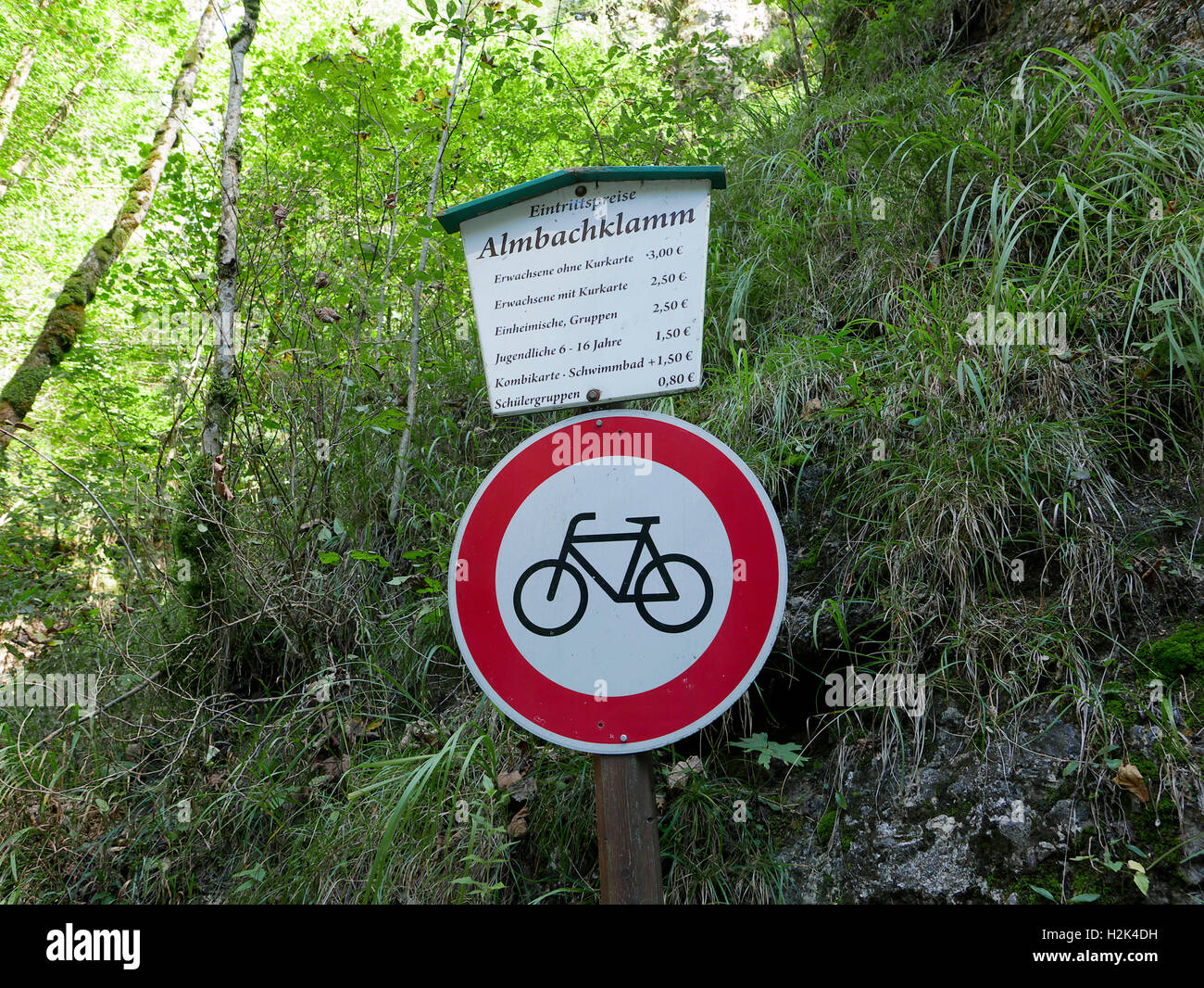 Le parc national de Berchtesgaden Bischofswiesen Almbach Canyon Gorges Sigmund-thun klamm signer Bavière Allemagne Europe. Tableau des frais d'entrée, pas de bicy Banque D'Images