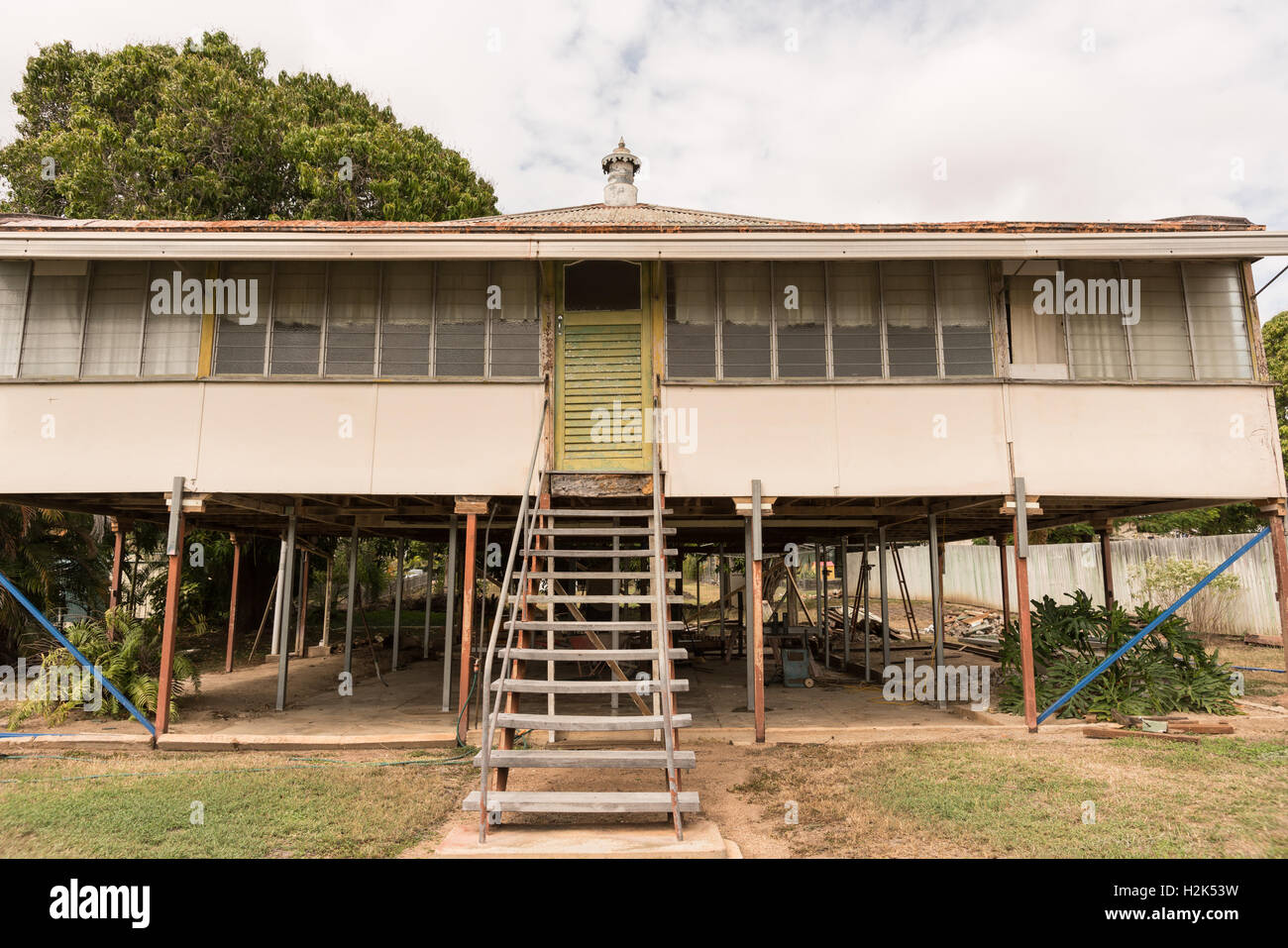 Ancienne maison de style Queenslander haut avec début des travaux de rénovation Banque D'Images