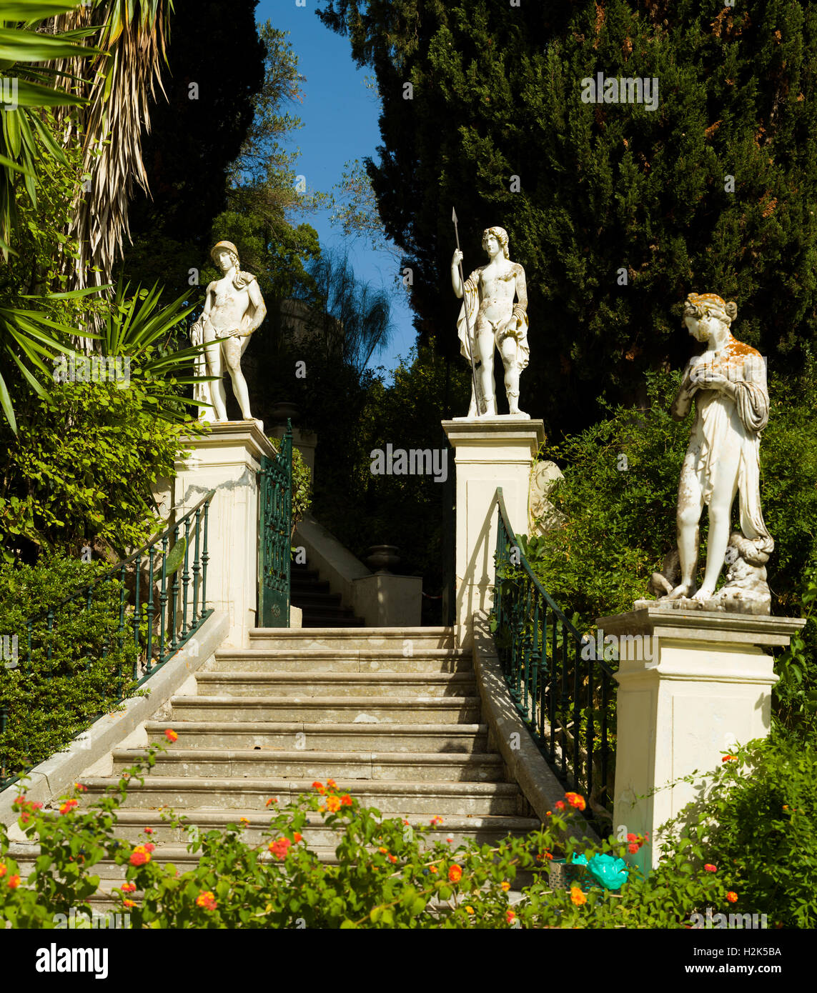 Des statues d'inspiration classique sur le terrain de l'Achillion Palace sur l'île de Corfou. Banque D'Images