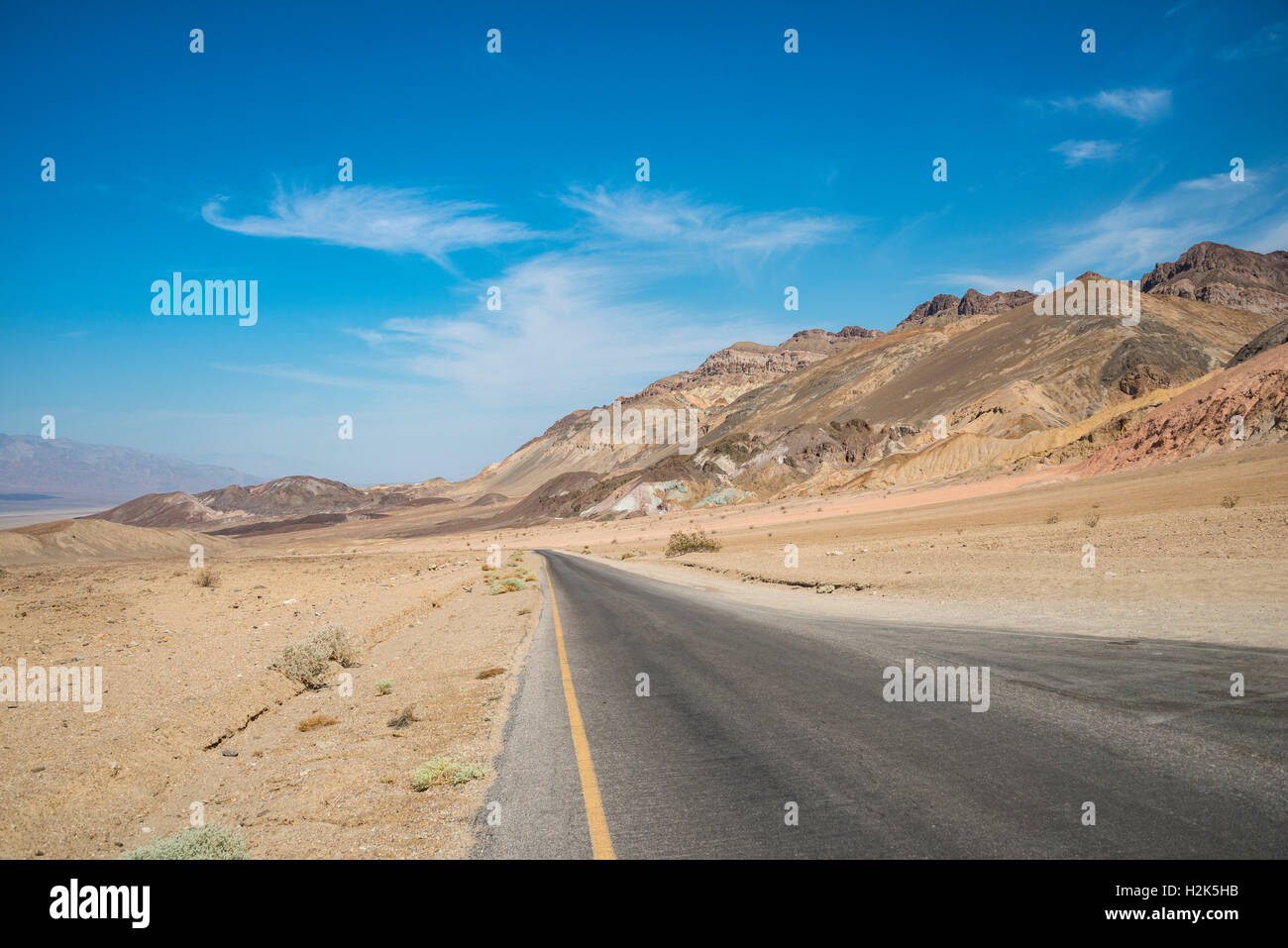 Route à travers des paysages désertiques, des artistes de route, désert de Mojave, Death Valley National Park, California, USA Banque D'Images