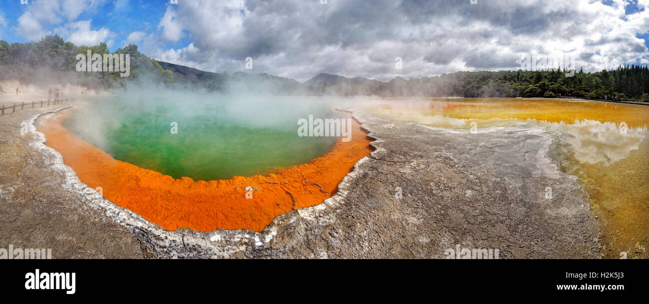 Champagne Pool, Hot spring rougeoyer en plusieurs couleurs, Waiotapu, Rotoua, de la région de Waikato, Nouvelle-Zélande Banque D'Images