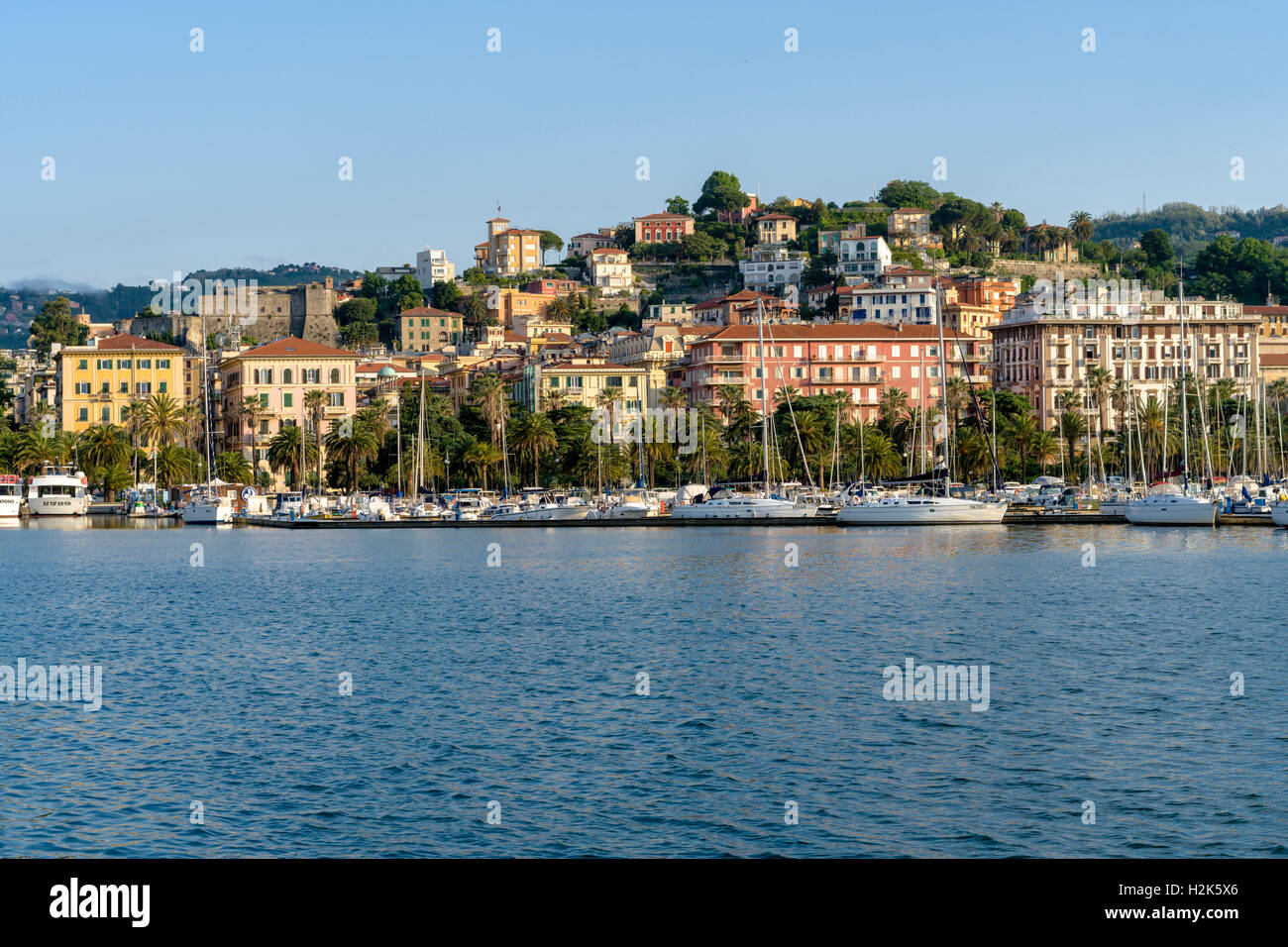 Maisons de la ville sur une colline au-dessus du port, La Spezia, ligurie, italie Banque D'Images