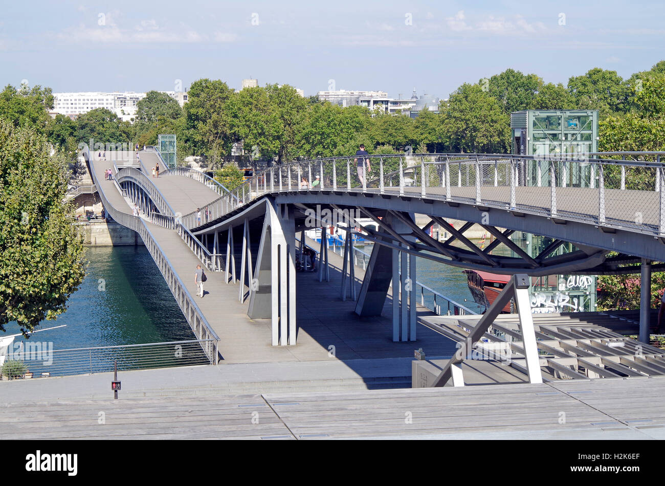 Paris, le Pont Simone de Beauvoir sur la Seine Banque D'Images