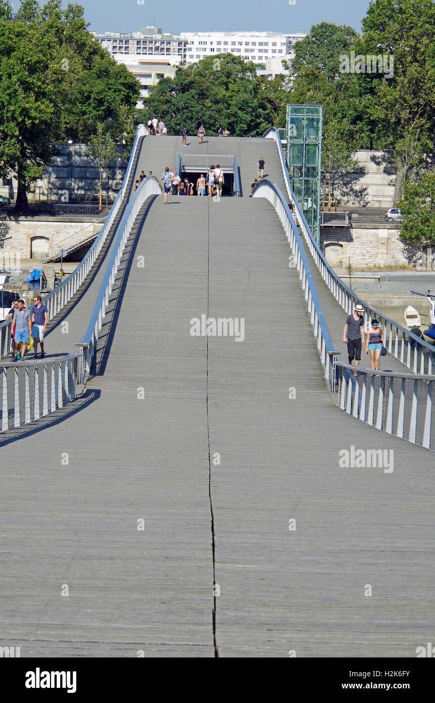 Paris, le Pont Simone de Beauvoir sur la Seine Banque D'Images